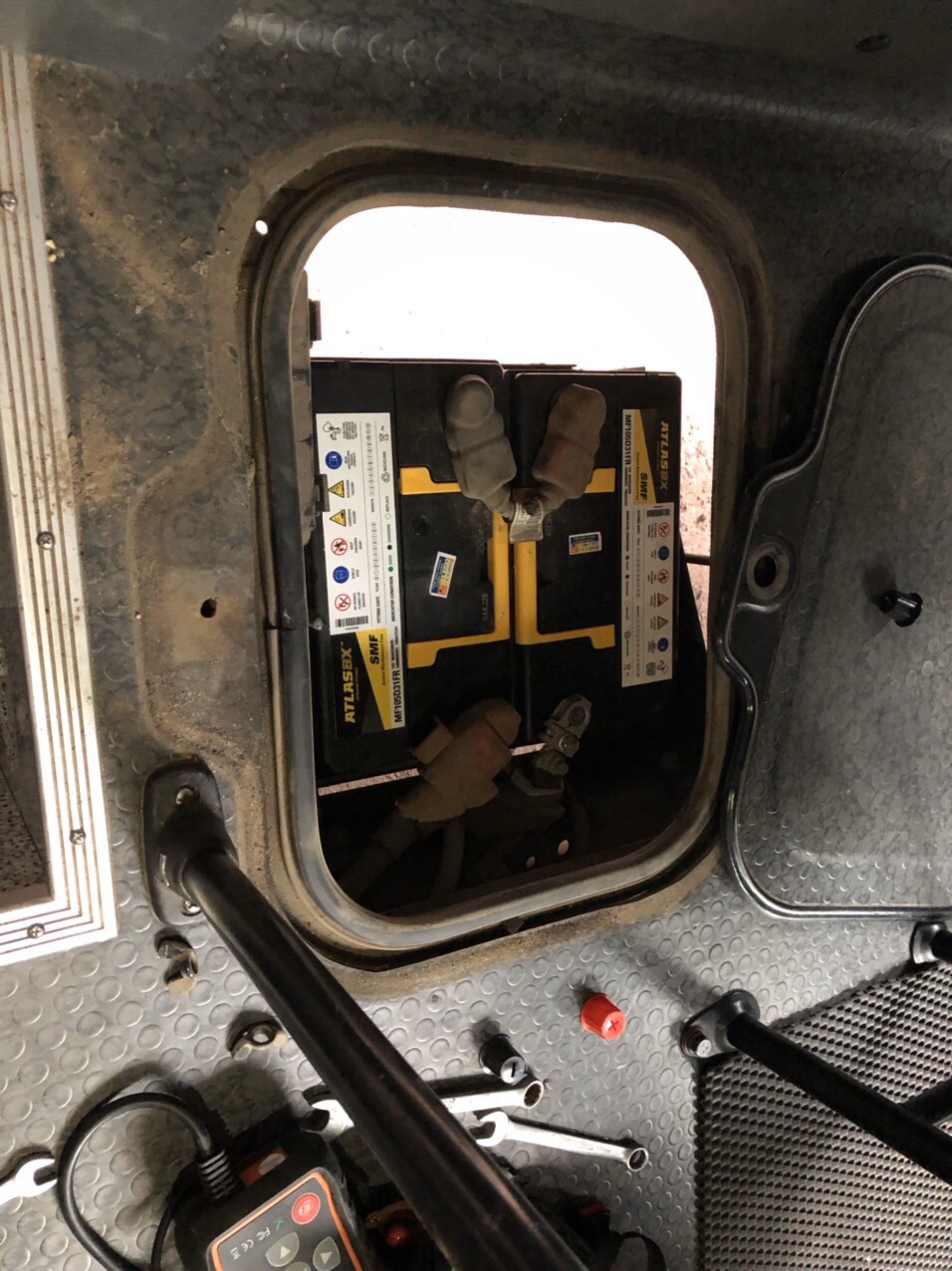 Ắc quy Atlas chính hãng cứu hộ cho khách County Ắc quy Atlas chính hãng cứu hộ cho khách County