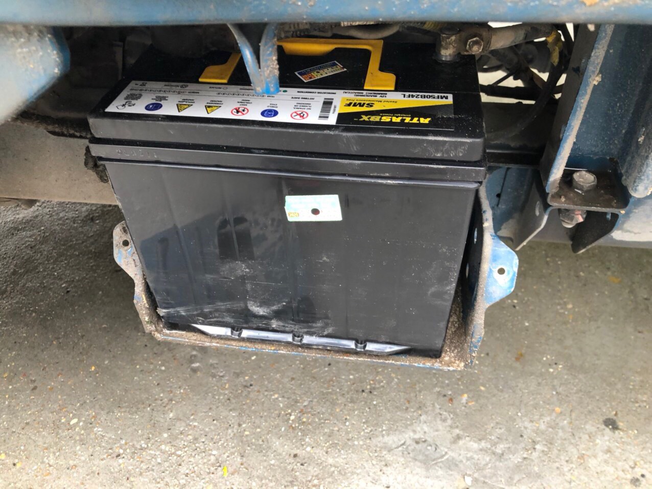 Ắc quy Atlas chính hãng cứu hộ cho xe tải Ắc quy Atlas chính hãng cứu hộ cho xe tải