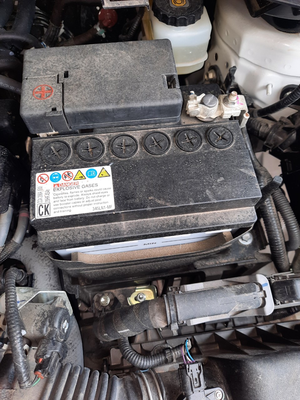 Ắc quy xe Toyota Cross được lắp ráp khi xuất xưởng Ắc quy xe Toyota Cross được lắp ráp khi xuất xưởng